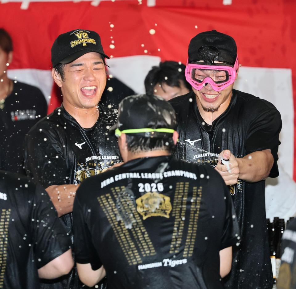 祝勝会でビールをかける高橋（左）と佐藤輝＝３日