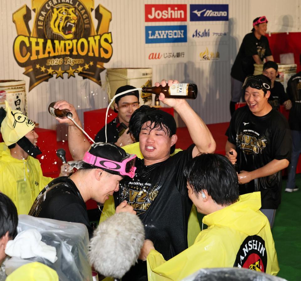佐藤輝にビールをかける森下（撮影・田中太一）