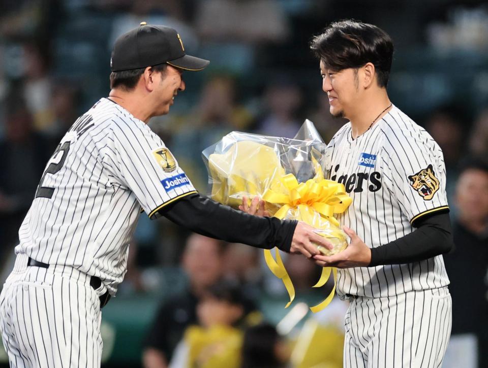 藤川監督から花束を受け取る岩貞（撮影・田中太一）