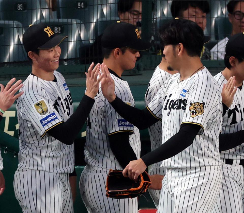 引退セレモニーを終えた岩貞（右）とタッチする湯浅（撮影・山口登）