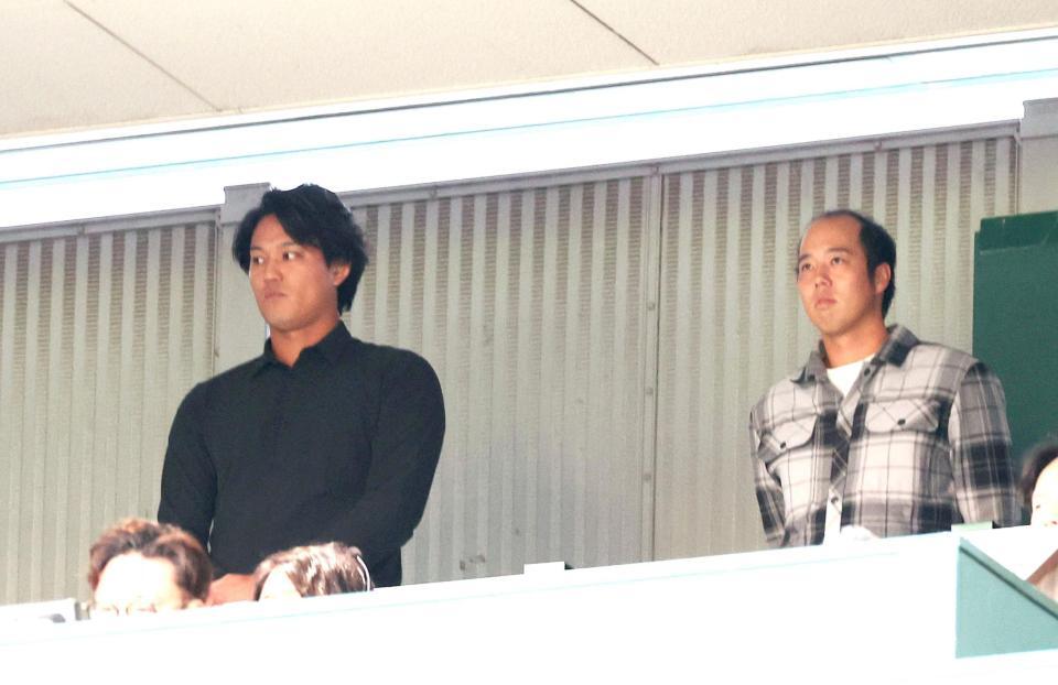 ネット裏のスタンドから岩貞の引退セレモニーを見守る藤浪（左）と青柳（撮影・立川洋一郎）