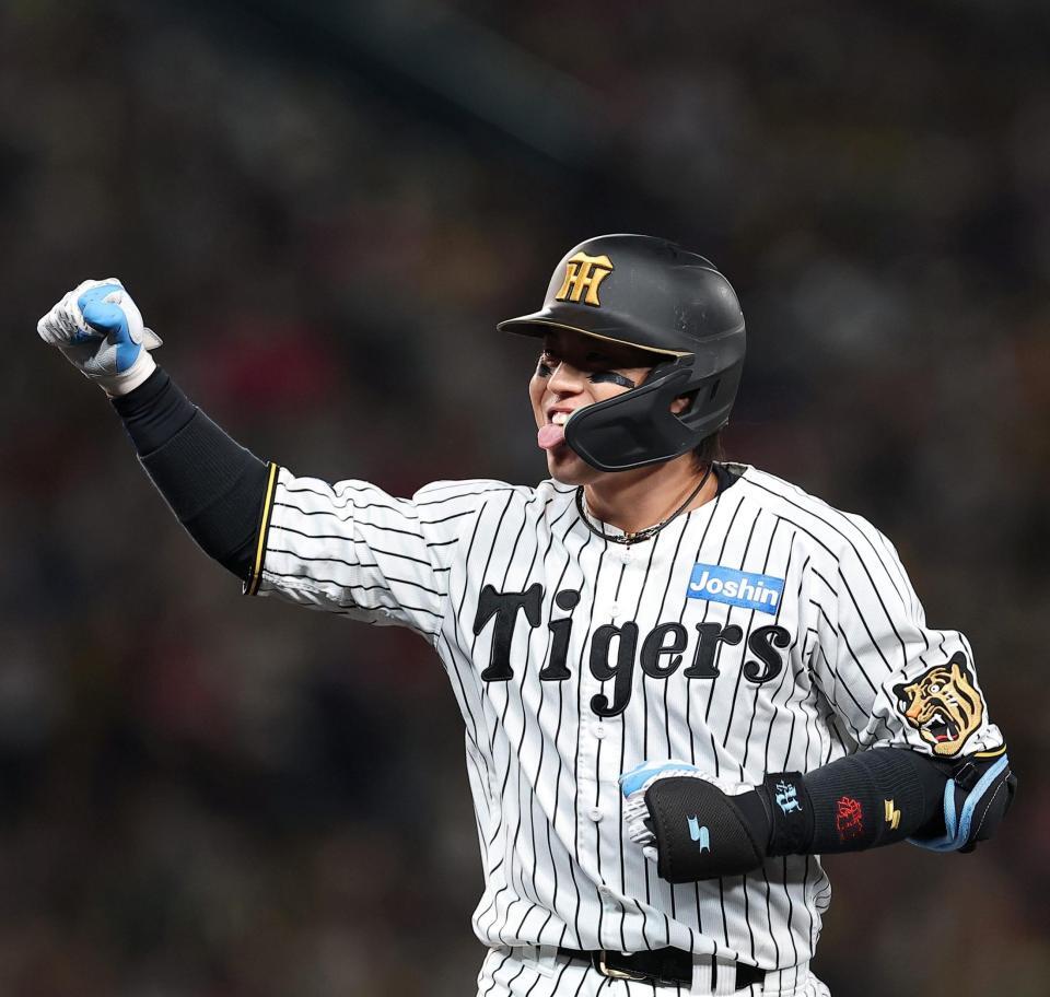 ６回、左前打を放ち笑顔を見せる梅野（撮影・西田忠信）
