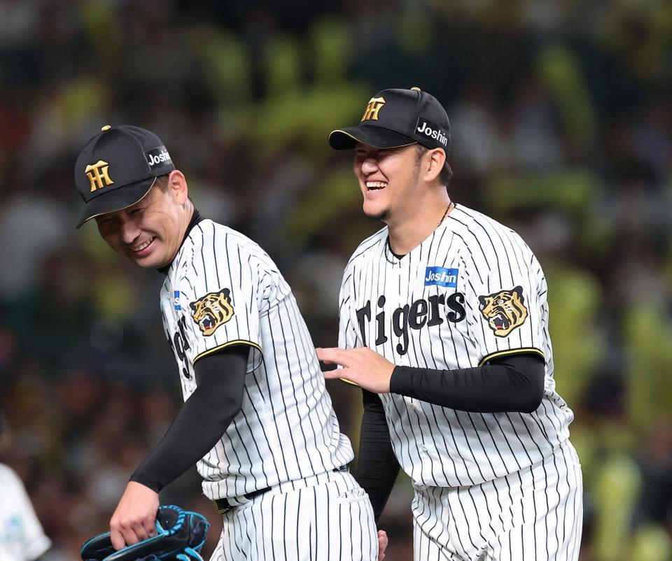 ３番手の岩崎（左）を笑顔で迎える岩貞（撮影・西田忠信）