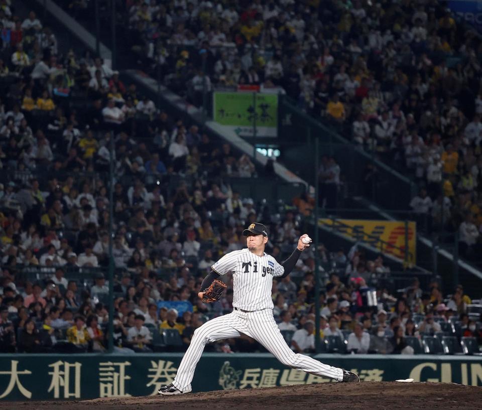 ７回から登板する阪神・岩貞祐太＝甲子園（撮影・西田忠信）