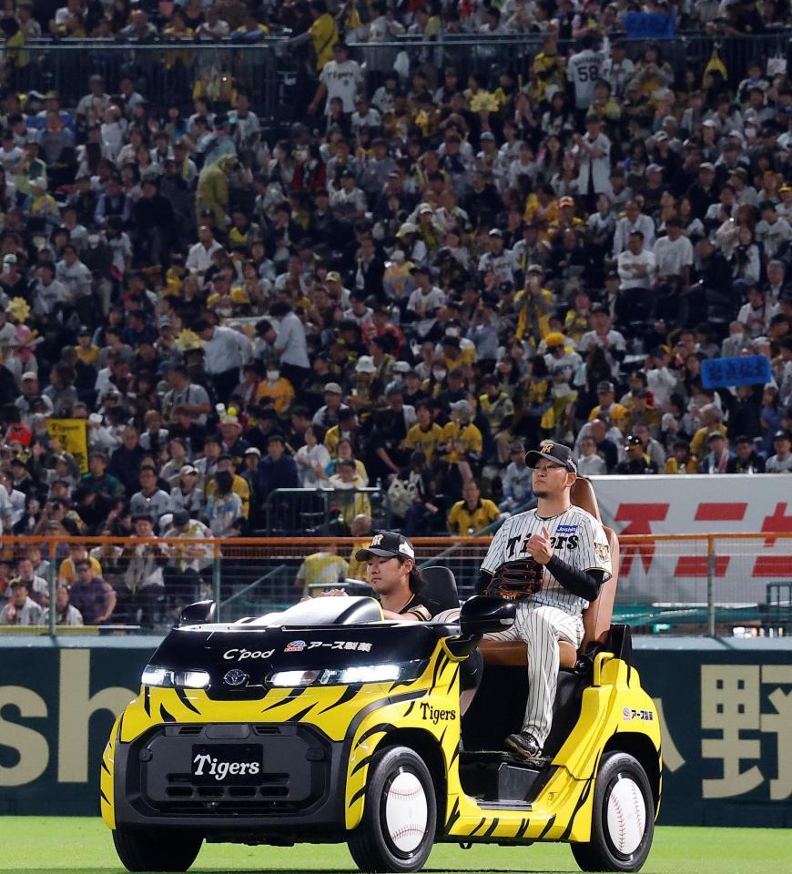 ７回のマウンドに向かう岩貞（撮影・西田忠信）