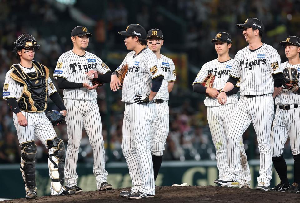 登板を終え、マウンドで笑顔を見せる岩貞。右から２人目は藤川監督（撮影・西田忠信）