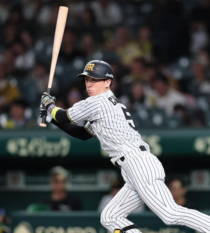 １回、左線へ二塁打を放つ近本（撮影・田中太一）