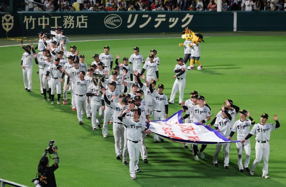 優勝ペナントを手にグラウンド一周する藤川監督ら阪神ナイン（撮影・山口登）