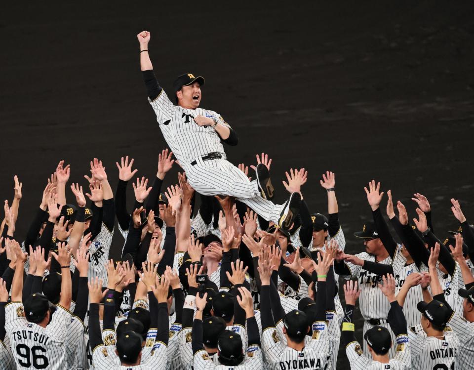 ナインから胴上げされる藤川監督（撮影・田中太一）