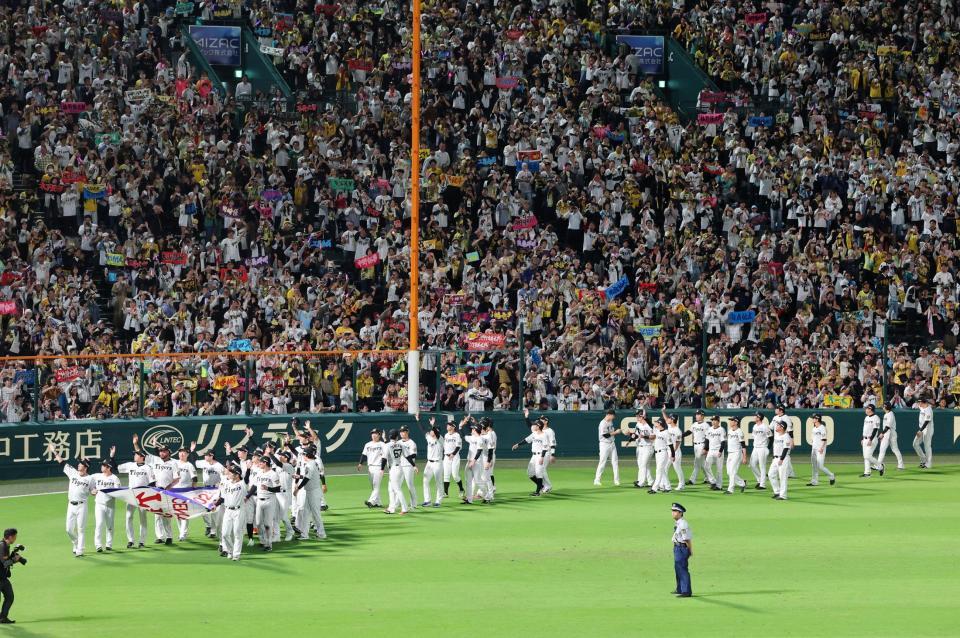優勝ペナントを手にグラウンド一周する藤川監督ら阪神ナイン（撮影・山口登）