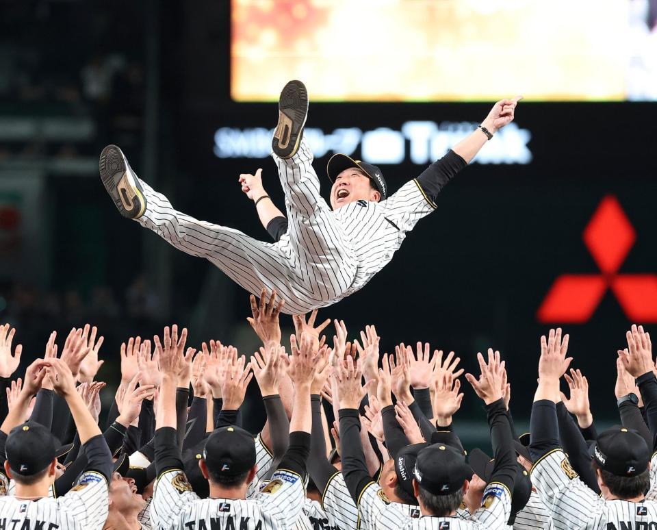 リーグ連覇を達成し胴上げされる藤川監督（撮影・西田忠信）