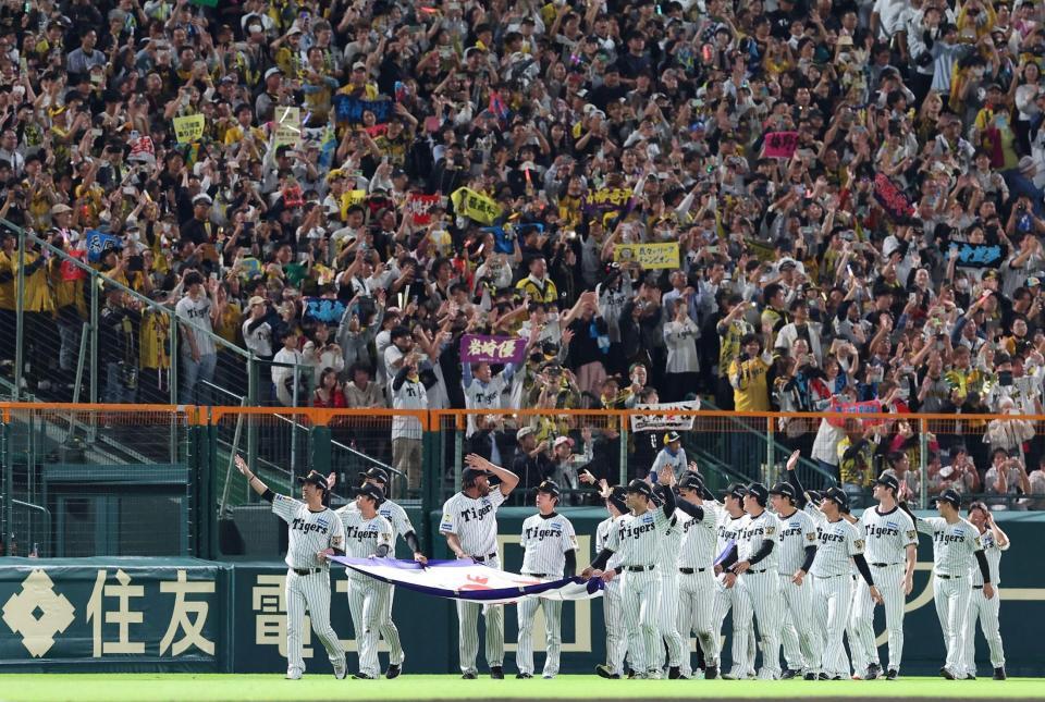 優勝ペナントを手に場内一周する藤川監督ら（撮影・西田忠信）
