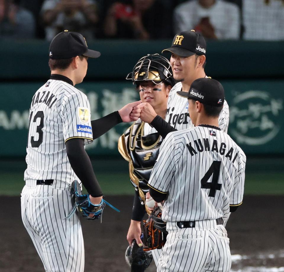 ７回、岩崎（左）とタッチする岩貞（撮影・山口登）