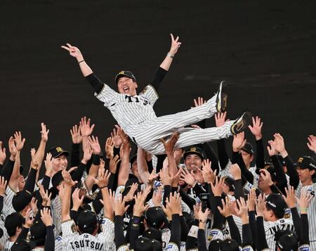 　ナインから胴上げされ歓喜する藤川監督（撮影・田中太一）