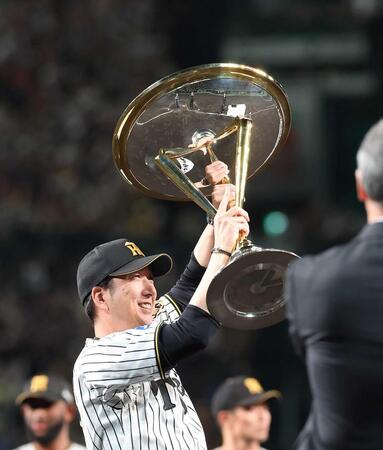 　優勝トロフィーを掲げる藤川監督（撮影・西田忠信）