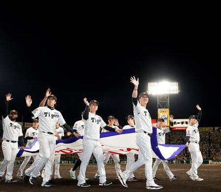 優勝ペナントを手に場内一周する藤川監督ら（撮影・西田忠信）