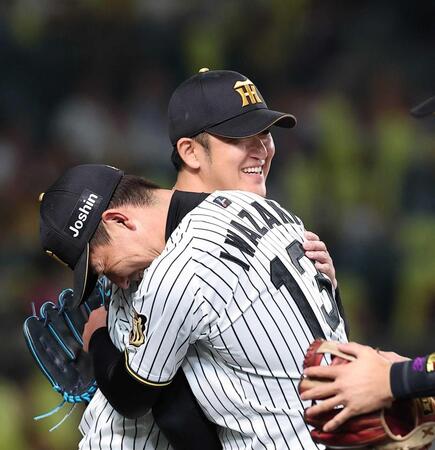 　３番手の岩崎（手前）と抱き合う岩貞（撮影・西田忠信）