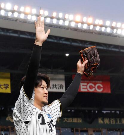 　引退セレモニーを終え、スタンドに手を振る岩貞（撮影・西田忠信）