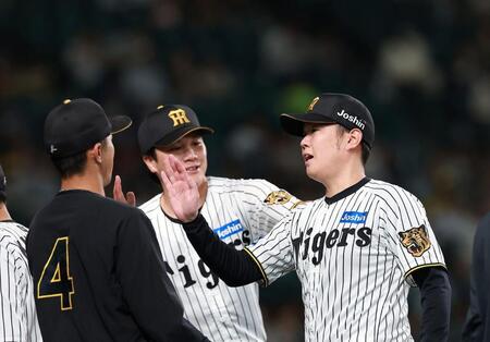 １回を三者凡退に抑えベンチに戻る西勇（撮影・西田忠信）