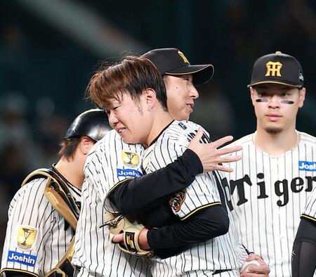 投球を終え、藤川監督と抱き合う西勇（撮影・西田忠信）