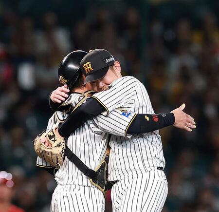 投球を終え、梅野と抱き合う西勇（撮影・西田忠信）