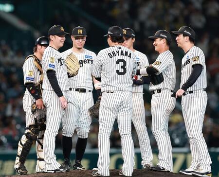投球を終え、マウンドで笑顔を見せる西勇らナイン（撮影・西田忠信）