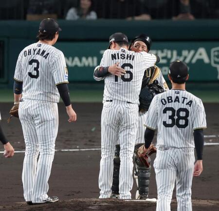 ２回、現役ラスト登板を終えた西勇（１６）と抱擁を交わす梅野（撮影・立川洋一郎）