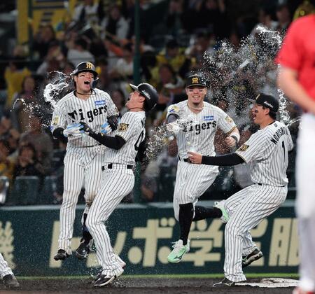１１回、サヨナラ適時打を放ちナインかから手荒く祝福される梅野（撮影・山口登）