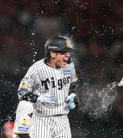 １１回、サヨナラ内野安打を放ち祝福される梅野（撮影・西田忠信）
