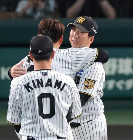 ２回、現役最後の登板を終えた西勇（左）と抱擁を交わす藤川監督（撮影・立川洋一郎）