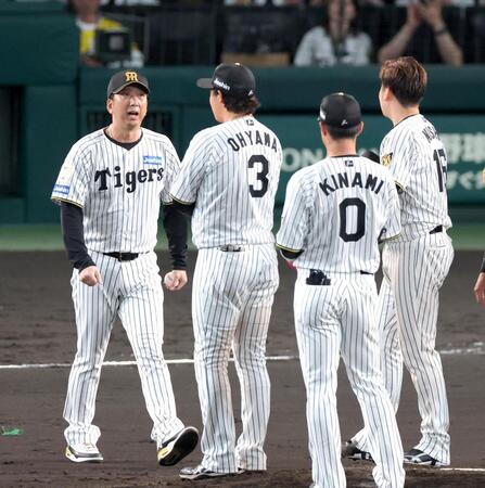 ２回、西勇（右）のもとへ向かう藤川監督（左）＝撮影・立川洋一郎