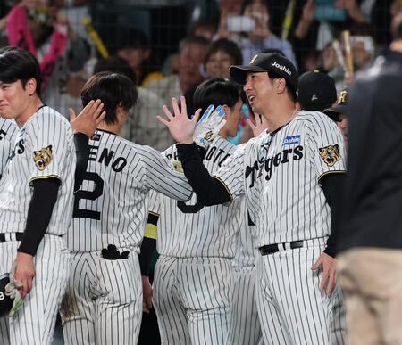 梅野とタッチする藤川監督（撮影・山口登）