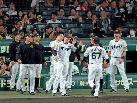 ２回表が終わり、好守を見せた高寺（６７）を迎える西勇（中央）ら阪神ナイン（撮影・立川洋一郎）