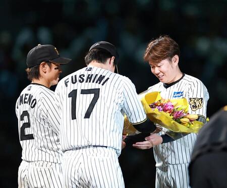 梅野と伏見から花束を受け取る西勇（右）＝撮影・西田忠信