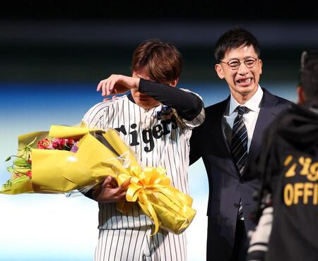 矢野燿大氏から花束を贈られ、感極まる西勇（撮影・山口登）