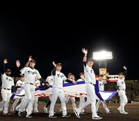 優勝ペナントを手に場内一周する藤川監督ら（撮影・西田忠信）
