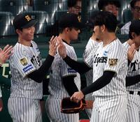 引退セレモニーを終えた岩貞（右）とタッチする湯浅（撮影・山口登）