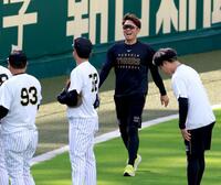 練習へ向かう西勇（撮影・立川洋一郎）