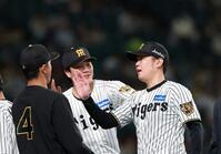 １回を三者凡退に抑えベンチに戻る西勇（撮影・西田忠信）