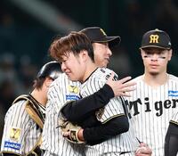 投球を終え、藤川監督と抱き合う西勇（撮影・西田忠信）