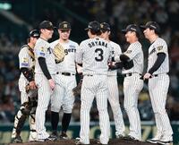 投球を終え、マウンドで笑顔を見せる西勇らナイン（撮影・西田忠信）