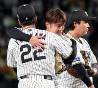 ２回、西勇は交代を告げられマウンドで藤川監督と抱擁する（撮影・山口登）