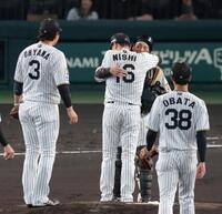 ２回、現役ラスト登板を終えた西勇（１６）と抱擁を交わす梅野（撮影・立川洋一郎）