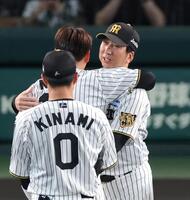２回、現役最後の登板を終えた西勇（左）と抱擁を交わす藤川監督（撮影・立川洋一郎）