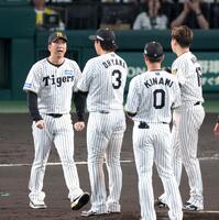 ２回、西勇（右）のもとへ向かう藤川監督（左）＝撮影・立川洋一郎