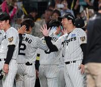 梅野とタッチする藤川監督（撮影・山口登）