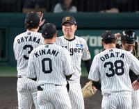 ２回、現役ラスト登板を終えタッチを交わす西勇（撮影・立川洋一郎）