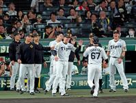 ２回表が終わり、好守を見せた高寺（６７）を迎える西勇（中央）ら阪神ナイン（撮影・立川洋一郎）