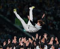 ナインに胴上げされる西勇（撮影・西田忠信）