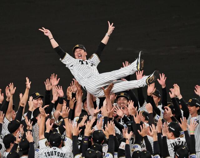　ナインから胴上げされ歓喜する藤川監督（撮影・田中太一）